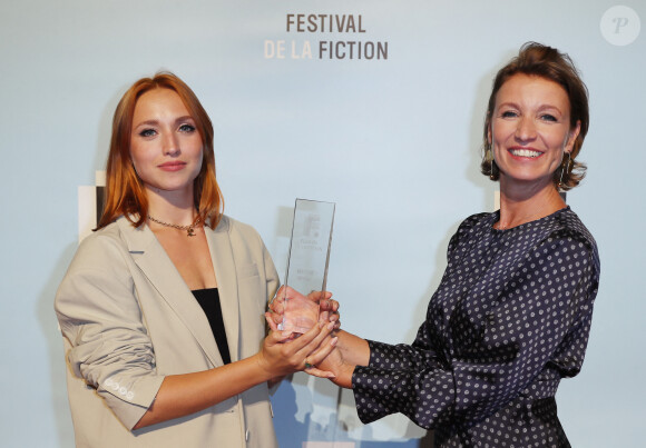 Exclusif - Alexandra Lamy remporte le grand prix du téléfilm du Festival de La Rochelle avec "Touchée" dans lequel sa fille Chloé Jouannet interprète le premier rôle en Press Room lors de la cérémonie de clôture de la 24ème édition du Festival de la Fiction TV de La Rochelle, France, le 17 septembre 2022. © Patrick Bernard/Bestimage ` 