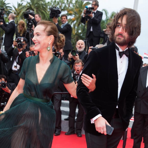 Et notamment à cette "erreur terrible" qu'elle a commise avec son fils Dimitri Rassam,
Carole Bouquet et son fils Dimitri Rassam - Montée des marches du film "Foxcatcher" lors du 67 ème Festival du film de Cannes – Cannes le 19 mai 2014. 
