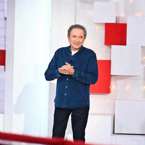 Exclusif - Michel Drucker - Enregistrement de l'émission Vivement Dimanche au Studio Gabriel à Paris ; diffusée le 27 août 2023. © Guillaume Gaffiot / Bestimage 