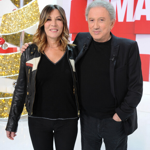 Exclusif - Mathilde Seigner et Michel Drucker - Enregistrement de l'émission "Vivement dimanche" au studio Gabriel, présentée par M.Drucker, diffusée sur France 3 le 25 décembre 2022. © Guillaume Gaffiot / Bestimage 