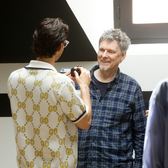 Exclusif - Pierre Niney et Michel Gondry sur la terrasse Unifrance, dans le cadre de la promotion du film "Le livre des solutions", lors du 76ème Festival International du Film de Cannes, le 26 mai 2023. © Christophe Clovis/Bestimage  No Web - Belgium and Switzerland Exclusive - Germany call for price - Celebrities on the Unifrance terrace, as part of the promotion of the film "Le livre des solutions", during the 76th Cannes International Film Festival, May 26, 2023. 
