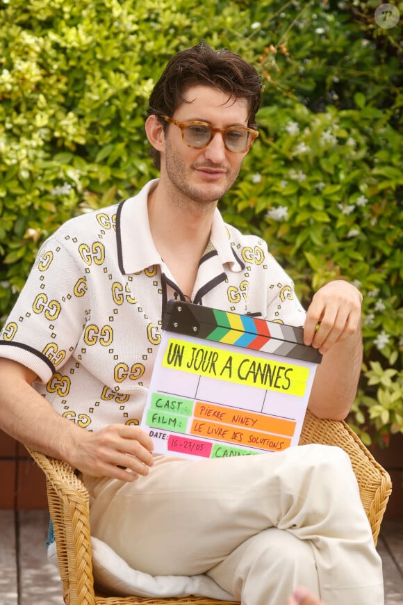 Exclusif - Pierre Niney sur la terrasse Unifrance, dans le cadre de la promotion du film "Le livre des solutions", lors du 76ème Festival International du Film de Cannes, le 26 mai 2023. © Christophe Clovis/Bestimage 