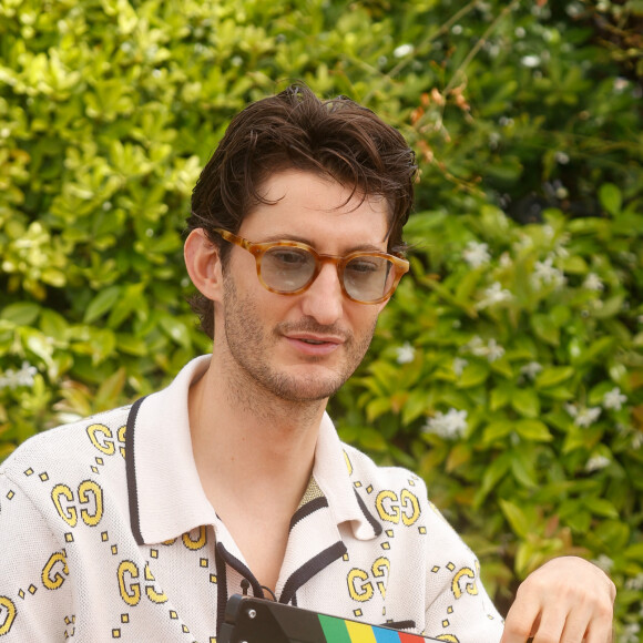 Exclusif - Pierre Niney sur la terrasse Unifrance, dans le cadre de la promotion du film "Le livre des solutions", lors du 76ème Festival International du Film de Cannes, le 26 mai 2023. © Christophe Clovis/Bestimage 
