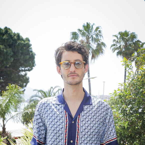 Exclusif - Pierre Niney pose en marge de sa venue à la Terrasse TikTok lors du 76ème Festival International du Film de Cannes, France, le 22 mai 2023. © Jack Tribeca/Bestimage 
