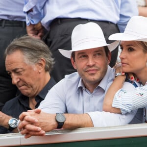 Richard Berry avec Elodie Gossuin et son mari Bertrand Lacherie dans les tribunes lors des internationaux de tennis de Roland Garros à Paris, France, le 4 juin 2019. © Jacovides-Moreau/Bestimage 