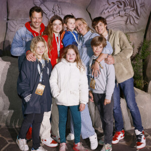 Exclusif - Elodie Gossuin et son mari Bertrand Lacherie en famille avec leur 4 enfants et leur neveu lors de l'inauguration du festival Toutatis au Parc Asterix à Plailly le 12 mai 2023. © Christophe Aubert via Bestimage 