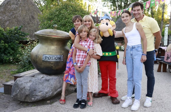 Exclusif - Élodie Gossuin (Miss France 2001) en famille : Jules, Elodie, Joséphine, Léonard, Rose et Bertrand Lacherie lors de l'opération "L'été gaulois fait son grand retour au Parc Astérix" à Plailly le 8 juillet 2022. © Christophe Aubert via Bestimage 