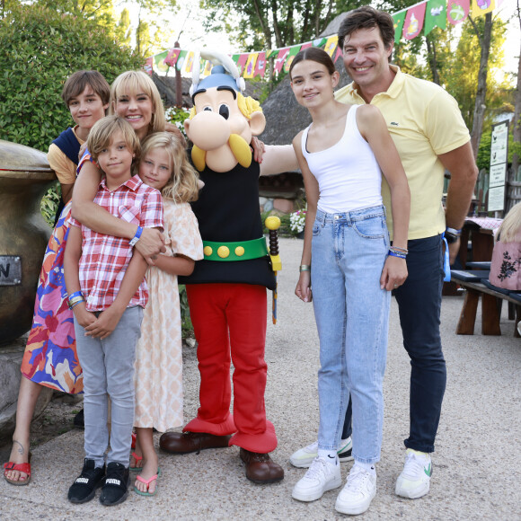 Exclusif - Élodie Gossuin (Miss France 2001) en famille : Jules, Elodie, Joséphine, Léonard, Rose et Bertrand Lacherie lors de l'opération "L'été gaulois fait son grand retour au Parc Astérix" à Plailly le 8 juillet 2022. © Christophe Aubert via Bestimage 