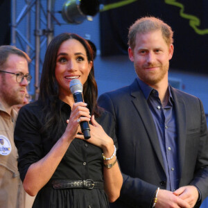 Elle s'est excusée de son retard. 
Le prince Harry et Meghan Markle lors des Invictus Games 2023 à Dusseldorf le 12 septembre 2023. 