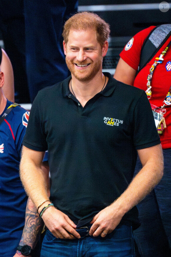 Le prince Harry, duc de Sussex, assiste à la compétition de basket-ball en fauteuil roulant lors des Jeux Invictus au Merkur Spiel-Arena de Düsseldorf, le 12 septembre 2023. 