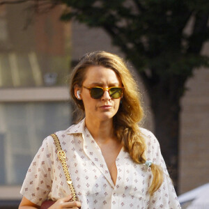 Blake Lively en short en jean et chemisier lors d'une promenade en solo à New York City, New York, Etats-Unis, le 7 septembre 2023.