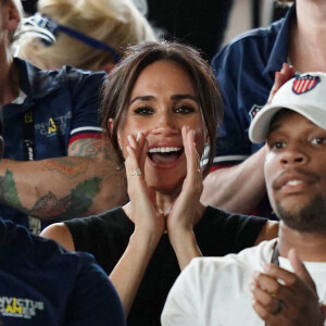 Meghan Markle s'est fait remarquer dans les tribunes des Invictus Games.
Le prince Harry, duc de Sussex, et sa femme Meghan Markle, duchesse de Sussex, assistent aux finales de natation à la Merkur Spiel-Arena lors des Jeux Invictus à Düsseldorf, en Allemagne. 