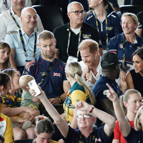 Le prince Harry, duc de Sussex, et sa femme Meghan Markle, duchesse de Sussex, assistent aux finales de natation à la Merkur Spiel-Arena lors des Jeux Invictus à Düsseldorf, en Allemagne, le mercredi 13 septembre 2023. 