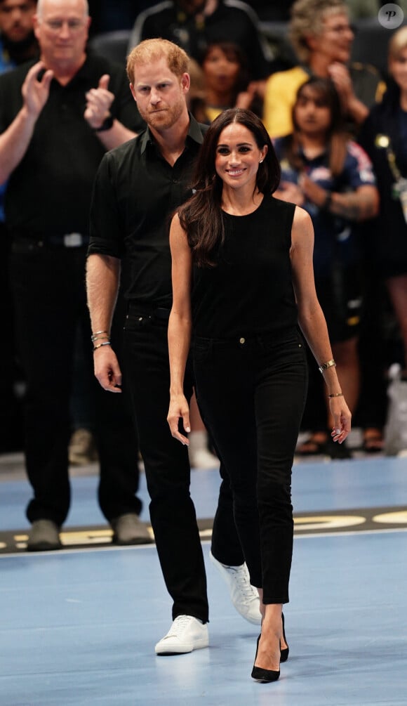Ses fans ont remarqué qu'elle semblait avoir perdu du poids.
Le prince Harry et Meghan Markle assistent à la finale de basket lors des Invictus Games 2023 à Dusseldorf le 13 septembre 2023. 