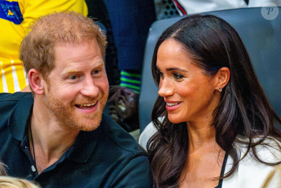 Le prince Harry, duc de Sussex et Meghan Markle, duchesse de Sussex, assistent au match de basket-ball en fauteuil roulant à la Merkur Spiel-Arena lors des Jeux Invictus à Düsseldorf (Allemagne), le 13 septembre 2023. 