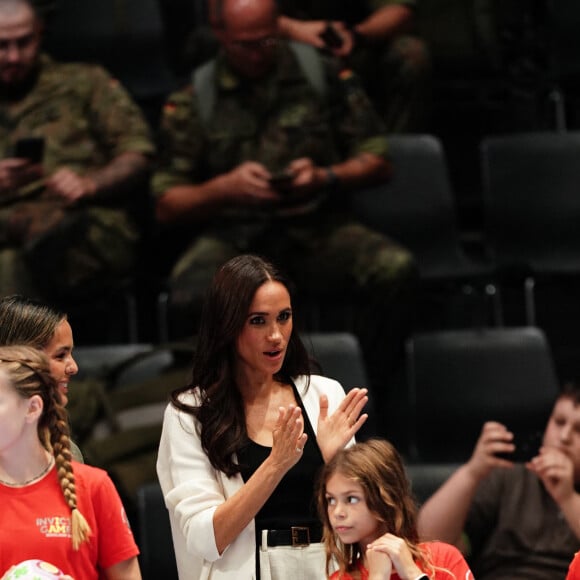 En tout cas, elle était superbe ! 
Le prince Harry, duc de Sussex et Meghan Markle, duchesse de Sussex, assistent au match de basket-ball Junior à la Merkur Spiel-Arena lors des Jeux Invictus à Düsseldorf (Allemagne), le 13 septembre 2023. 