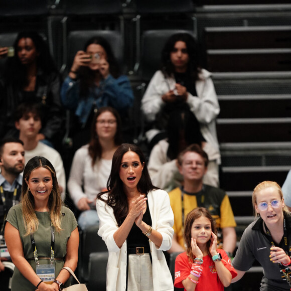 Le prince Harry, duc de Sussex et Meghan Markle, duchesse de Sussex, assistent au match de basket-ball Junior à la Merkur Spiel-Arena lors des Jeux Invictus à Düsseldorf (Allemagne), le 13 septembre 2023. 