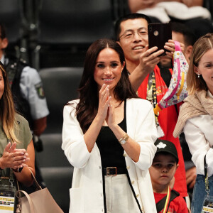 Ou aurait-elle décidé de se remettre en forme pour revenir à Hollywood ? 
Le prince Harry, duc de Sussex et Meghan Markle, duchesse de Sussex, assistent au match de basket-ball Junior à la Merkur Spiel-Arena lors des Jeux Invictus à Düsseldorf (Allemagne), le 13 septembre 2023. 