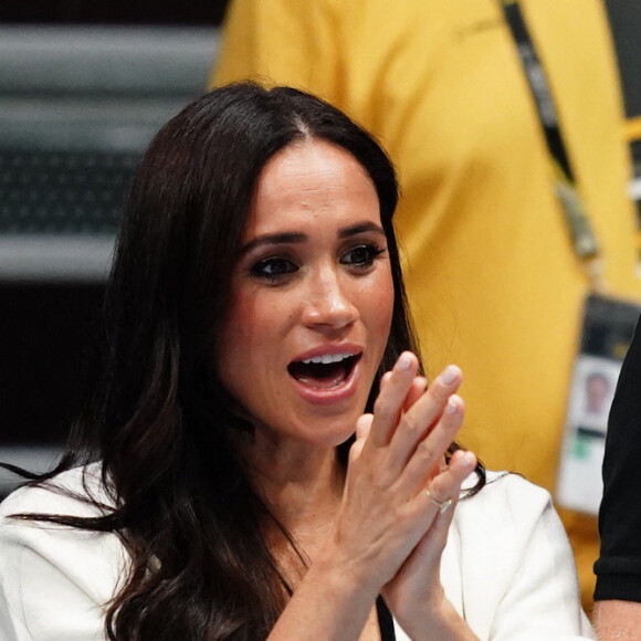 Le prince Harry, duc de Sussex et Meghan Markle, duchesse de Sussex, assistent au match de basket-ball Junior à la Merkur Spiel-Arena lors des Jeux Invictus à Düsseldorf (Allemagne), le 13 septembre 2023. 