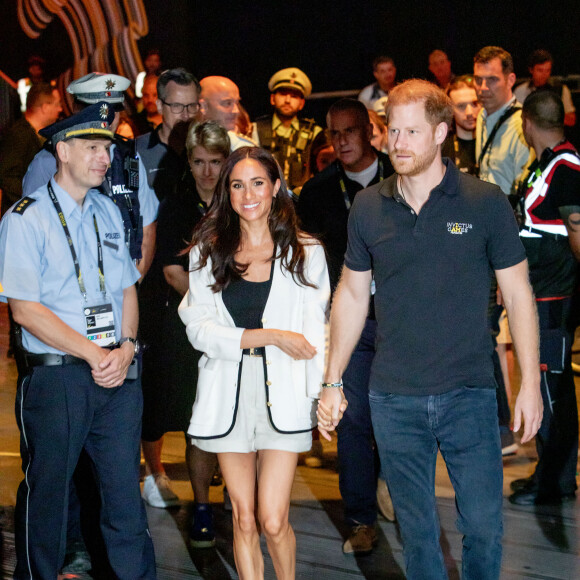 Notamment pour son look très mince.
Le prince Harry, duc de Sussex et Meghan Markle, duchesse de Sussex, assistent au match de basket-ball en fauteuil roulant à la Merkur Spiel-Arena lors des Jeux Invictus à Düsseldorf (Allemagne), le 13 septembre 2023. 