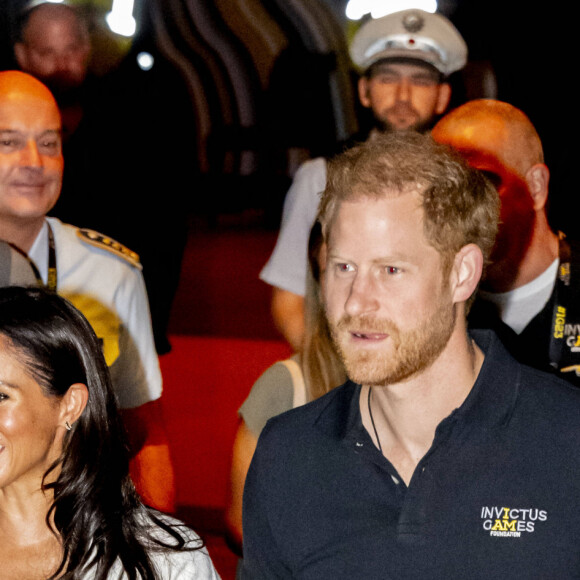 Le prince Harry, duc de Sussex et Meghan Markle, duchesse de Sussex, assistent au match de basket-ball en fauteuil roulant à la Merkur Spiel-Arena lors des Jeux Invictus à Düsseldorf (Allemagne), le 13 septembre 2023. 