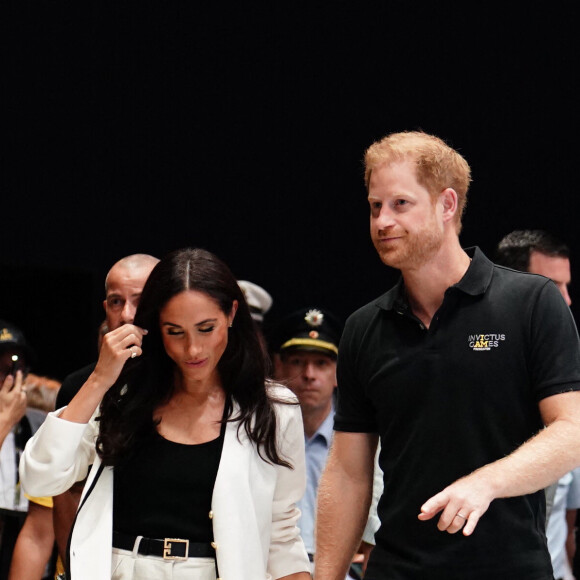 Le prince Harry, duc de Sussex et Meghan Markle, duchesse de Sussex, assistent au match de basket-ball en fauteuil roulant à la Merkur Spiel-Arena lors des Jeux Invictus à Düsseldorf (Allemagne), le 13 septembre 2023. 