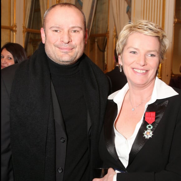 Elle a perdu son mari Martin Bourgeois, papa de sa fille Rose. Cet antiquaire avait tout juste 43 ans.
Elise Lucet et son mari Martin Bourgeaois - Cérémonie de remise des insignes de chevalier dans l'ordre national de la légion d'honneur au ministre de la culture.