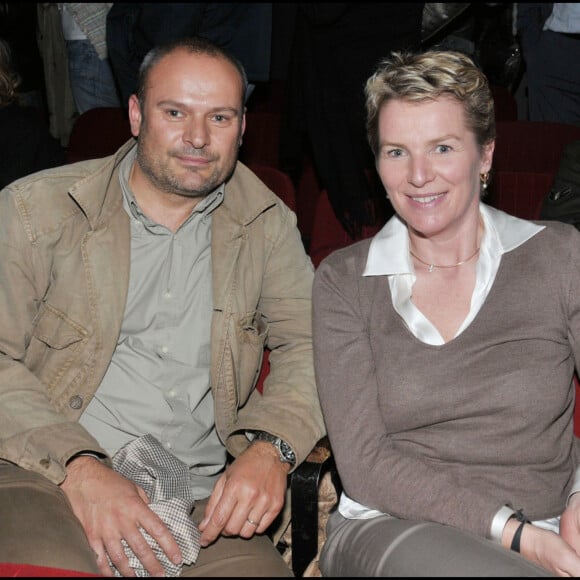 Elise Lucet est incontournable dans le PAF.
Elise Lucet et son défunt mari Martin Bourgeois au spectacle de Nicolas Canteloup à l'Olympia.