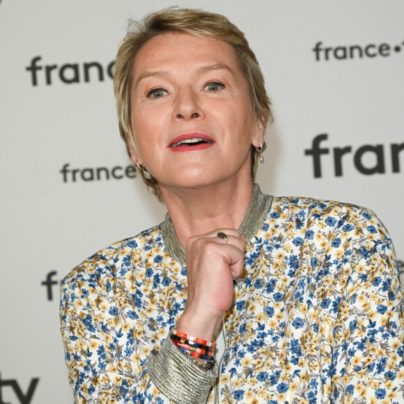 Elise Lucet au photocall pour la conférence de presse de rentrée de France TV à la Grande Halle de la Villette à Paris, France, le 6 juillet 2022. © Coadic Guirec/Bestimage 