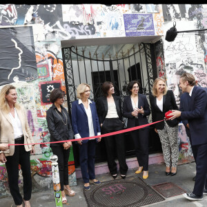 La fille aînée de Jane Birkin s'apprête à devenir peu à peu la nouvelle cheffe de clan.
Lorraine Dauchez, Fondatrice, ARTEUM, Rachida Dati, maire du 7ème arrondissement de Paris, Valérie Pécresse, présidente du conseil régional d'Ile de France, Charlotte Gainsbourg, Rima Abdul Malak, ministre de la culture, Carine Rolland, adjointe à la culture de la maire de Paris lors de l'inauguration de la Maison Gainsbourg, rue de Verneuil à Paris le 14 septembre 2023. © Alain Guizard / Bestimage