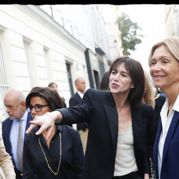 Exclusif - Valérie Pécresse, présidente du conseil régional d'Ile de France, Charlotte Gainsbourg lors de l'inauguration de la Maison Gainsbourg, rue de Verneuil à Paris le 14 septembre 2023. La maison ouvrira ses portes au public à partir du 20 septembre 2023.© Alain Guizard / Bestimage
