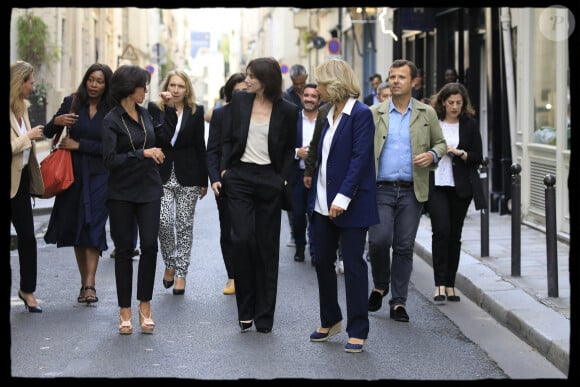 Exclusif - Rachida Dati, maire du 7ème arrondissement de Paris, Charlotte Gainsbourg, Valérie Pécresse, présidente du conseil régional d'Ile de France, Christophe Poisson, adjoint au maire du 7ème, chargé de la culture  lors de l'inauguration de la Maison Gainsbourg, rue de Verneuil à Paris le 14 septembre 2023. La maison ouvrira ses portes au public à partir du 20 septembre 2023.© Alain Guizard / Bestimage