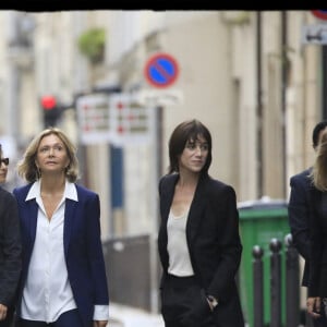 Exclusif - Rachida Dati, maire du 7ème arrondissement de Paris, Charlotte Gainsbourg, Valérie Pécresse, présidente du conseil régional d'Ile de France, Rima Abdul Malak, ministre de la Culture lors de l'inauguration de la Maison Gainsbourg, rue de Verneuil à Paris le 14 septembre 2023. La maison ouvrira ses portes au public à partir du 20 septembre 2023.© Alain Guizard / Bestimage