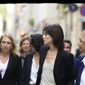 Exclusif - Rachida Dati, maire du 7ème arrondissement de Paris, Charlotte Gainsbourg, Valérie Pécresse, présidente du conseil régional d'Ile de France, Christophe Poisson, adjoint au maire du 7ème, chargé de la culture  lors de l'inauguration de la Maison Gainsbourg, rue de Verneuil à Paris le 14 septembre 2023. La maison ouvrira ses portes au public à partir du 20 septembre 2023.© Alain Guizard / Bestimage