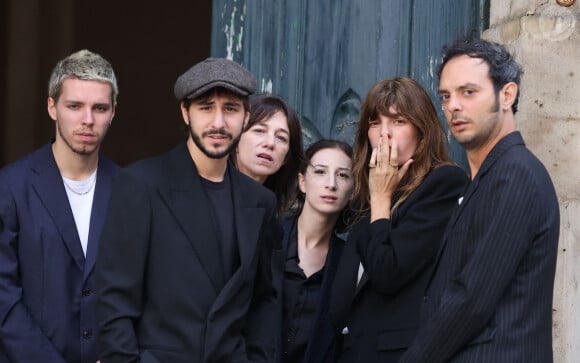 Marlowe (fils de Lou Doillon), Ben Attal, Charlotte Gainsbourg, Alice Attal, Lou Doillon, Roman de Kermadec (fils de Kate Barry) - Arrivées des célébrités aux obsèques de Jane Birkin en l'église Saint-Roch à Paris. Le 24 juillet 2023 © Jacovides-KD Niko / Bestimage