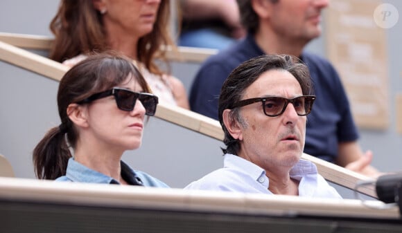 Yvan Attal et sa compagne Charlotte Gainsbourg - Célébrités en tribunes des Internationaux de France de tennis de Roland Garros 2023 à Paris le 11 juin 2023. © Jacovides-Moreau/Bestimage