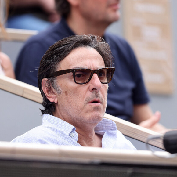 Yvan Attal et sa compagne Charlotte Gainsbourg - Célébrités en tribunes des Internationaux de France de tennis de Roland Garros 2023 à Paris le 11 juin 2023. © Jacovides-Moreau/Bestimage