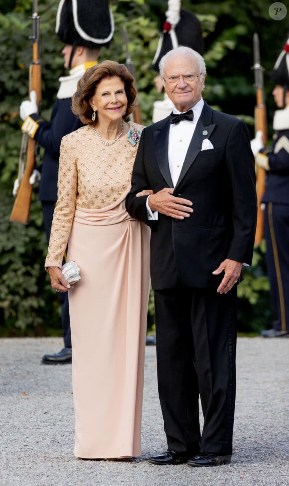 La famille fêtait le Jubilé d'Or du patriarche le roi Carl XVI Gustaf. 
La reine Silvia et le roi Carl Gustav de Suède - Arrivées de la famille royale de Suède et des invités au théâtre du château de Drottningholm pour la représentation du Royal Opera Jubilee Theatre, à la veille de la célébration du 50ème anniversaire de l'accession au trône du roi C.Gustav. Le 14 septembre 2023 