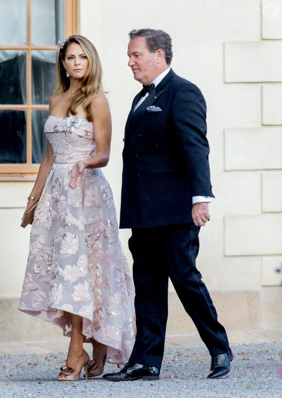 Pour l'occasion, la cadette de la famille Madeleine de Suède était aux côtés de son mari.
La princesse Madeleine de Suède et son mari Christopher O'Neill - Arrivées de la famille royale de Suède et des invités au théâtre du château de Drottningholm pour la représentation du Royal Opera Jubilee Theatre, à la veille de la célébration du 50ème anniversaire de l'accession au trône du roi C.Gustav. Le 14 septembre 2023 