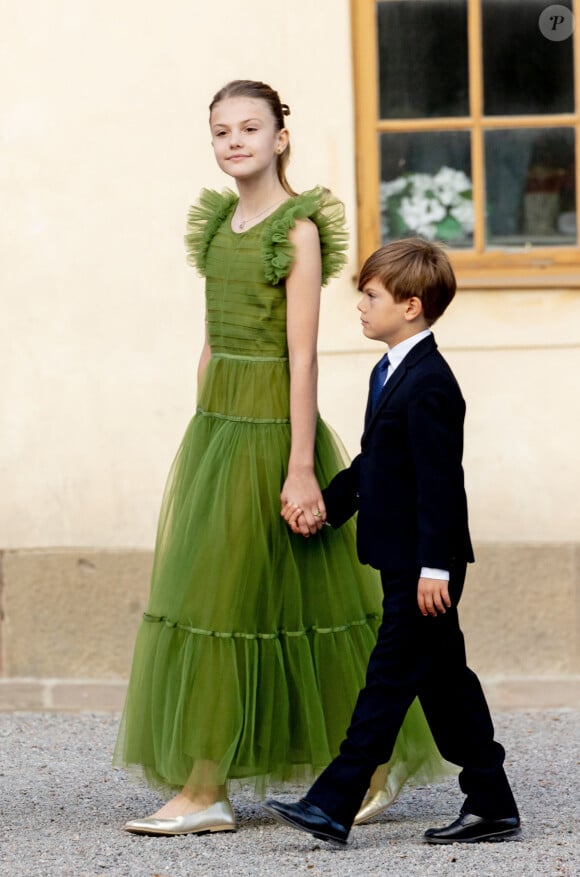 La princesse héritière Estelle était adorable avec son petit frère Oscar.
La princesse Estelle et le prince Oscar de Suède - Arrivées de la famille royale de Suède et des invités au théâtre du château de Drottningholm pour la représentation du Royal Opera Jubilee Theatre, à la veille de la célébration du 50ème anniversaire de l'accession au trône du roi C.Gustav. Le 14 septembre 2023 