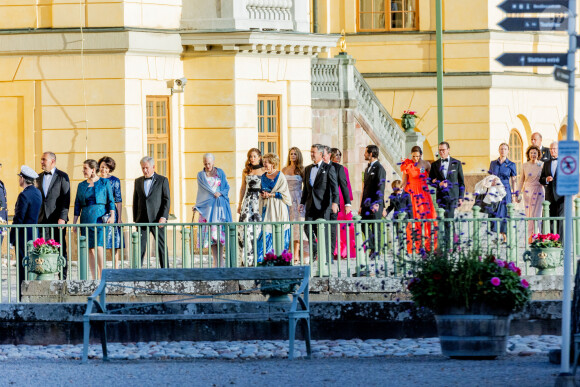 De nombreuses autres têtes couronnées avaient fait le déplacement. 
La reine Margrethe II de Danemark, la reine Anne-Marie de Grèce, la princesse Mary et le prince Frederik de Danemark, la princesse Madeleine de Suède et son mari Christopher O'Neill, la princesse Sofia et le prince Carl Philip de Suède, la princesse Victoria et le prince Daniel de Suède, la reine Silvia et le roi Carl Gustav de Suède - Arrivées de la famille royale de Suède et des invités au théâtre du château de Drottningholm pour la représentation du Royal Opera Jubilee Theatre, à la veille de la célébration du 50ème anniversaire de l'accession au trône du roi C.Gustav. Le 14 septembre 2023 
