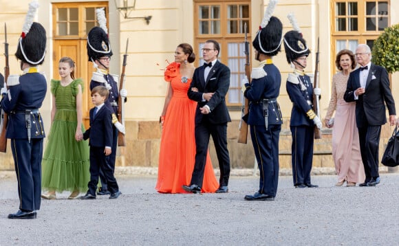 La princesse Estelle et le prince Oscar, la princesse Victoria et le prince Daniel de Suède, La reine Silvia et le roi Carl Gustav de Suède - Arrivées de la famille royale de Suède et des invités au théâtre du château de Drottningholm pour la représentation du Royal Opera Jubilee Theatre, à la veille de la célébration du 50ème anniversaire de l’accession au trône du roi C.Gustav. Le 14 septembre 2023  14-09-2023, Stockholm Guests arrive at Drottningholm Palace Theatre to attend the Royal Opera jubilee Theatre Performance. This is to the evening before the celebration the 50th anniversary of King Carl Gustaf accession to the throne. 