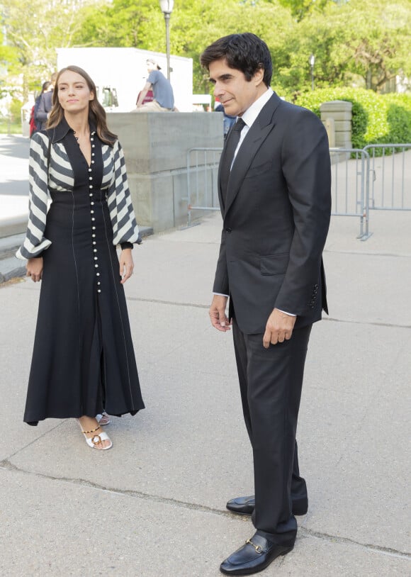 La jeune femme, de près de 30 ans de moins que le magicien, est la mère de sa fille Sky, née en 2010.
Chloe Gosselin, David David Copperfield à l'inauguration du "Statue of Liberty Museum" à Battery Park à New York, le 15 mai 2019. 