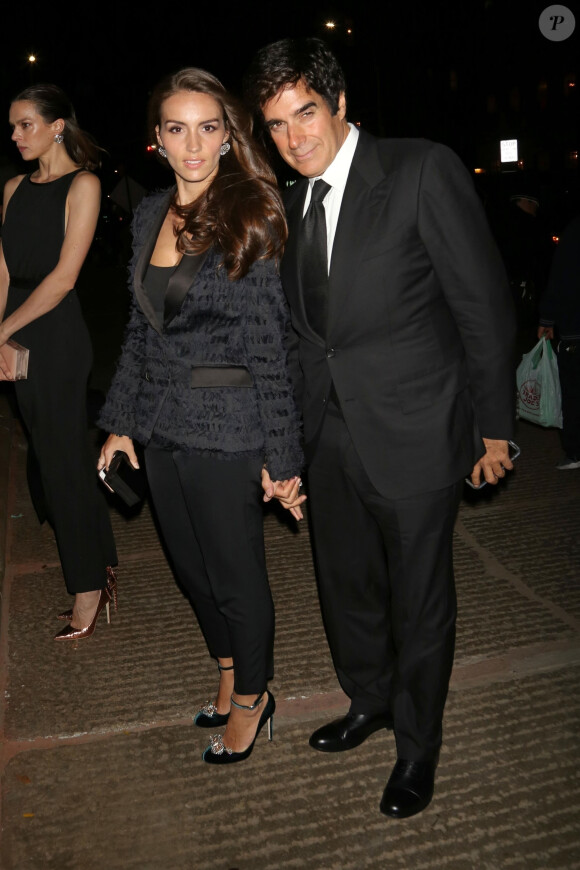 Un succès fulgurant qui lui permettra de chausser Céline Dion pour le "MET Gala", rien que ça !
David Copperfield et sa femme Chloe Gosselin - People arrivent à la cérémonie du CFDA/Vogue Fashion Fund dans la salle de réception Weylin à New York, le 6 novembre 2017. 