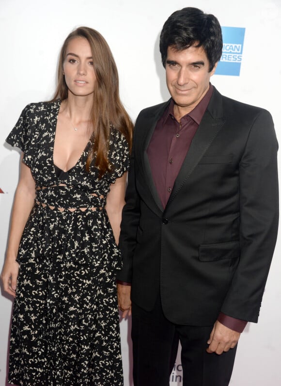 David Copperfield a séduit la belle Chloé Gosselin.
David Copperfield et sa compagne Chloe Gosselin à la soirée 2016 Billboard Women à New York, le 9 décembre 2016 