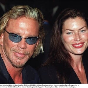 Ils avaient fini par se dire "oui", en juin 1992... sous la contrainte et la menace.
Carré Otis et Mickey Rourke en 2001