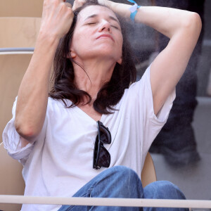 Charlotte Gainsbourg et son compagnon Yvan Attal en tribunes lors des Internationaux de France de tennis de Roland Garros 2023, à Paris, France, le 9 juin 2023. © Jacovides-Moreau/Bestimage 