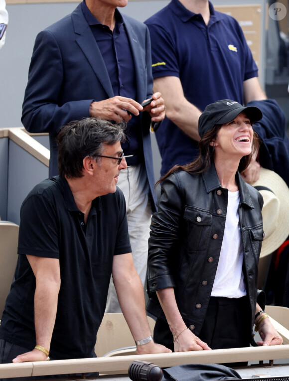 Charlotte Gainsbourg, son compagnon Yvan Attal dans les tribunes lors des Internationaux de France de Tennis de Roland Garros 2022. Paris, le 5 juin 2022. © Dominique Jacovides/Bestimage 