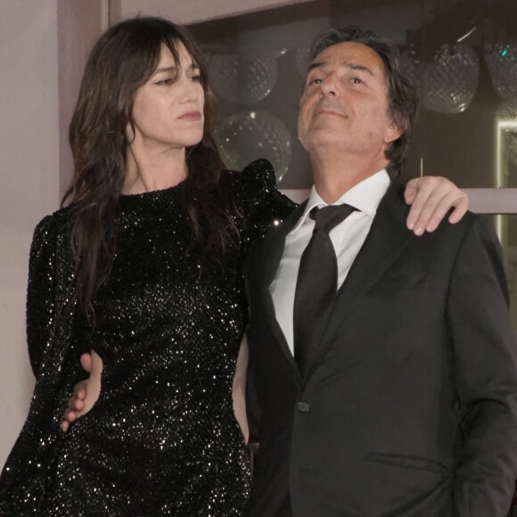 "C'est arrivé à un moment ou c'était trop. Ça suffit", a tout simplement confié Yvan Attal.
Charlotte Gainsbourg et son compagnon Yvan Attal à la première de "Les Choses Humaines" au 78ème Festival International du Film de Venise (Mostra), le 9 septembre 2021. 