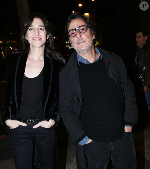 Yvan Attal et sa compagne Charlotte Gainsbourg - Arrivée des people à l'avant-première du film "Mon chien stupide" au cinéma UGC Normandie à Paris, le 22 octobre 2019. © Jonathan Rebboah/Panoramic 